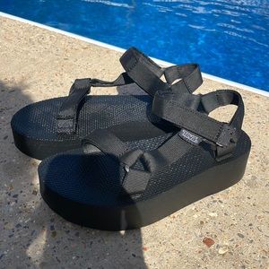 Like new Flatform Teva sandals